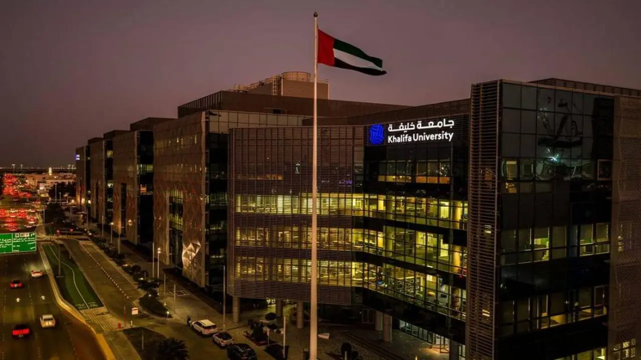 جامعة خليفة تطرح نموذجاً لغوياً للذكاء الاصطناعي بنطاق الترددات الراديوية.